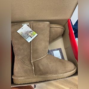 NIB BEARPAW boots